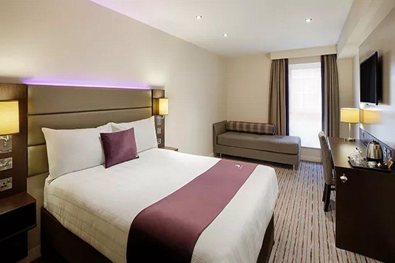 Premier Inn Epsom Central Экстерьер фото