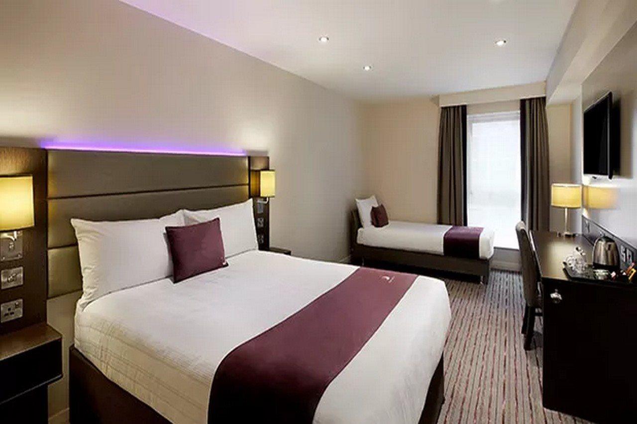 Premier Inn Epsom Central Экстерьер фото