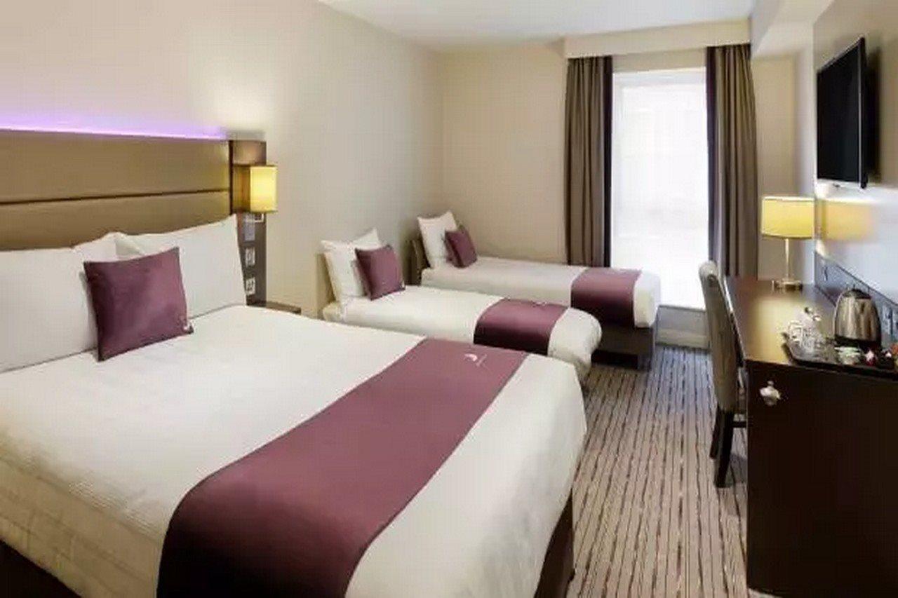 Premier Inn Epsom Central Экстерьер фото