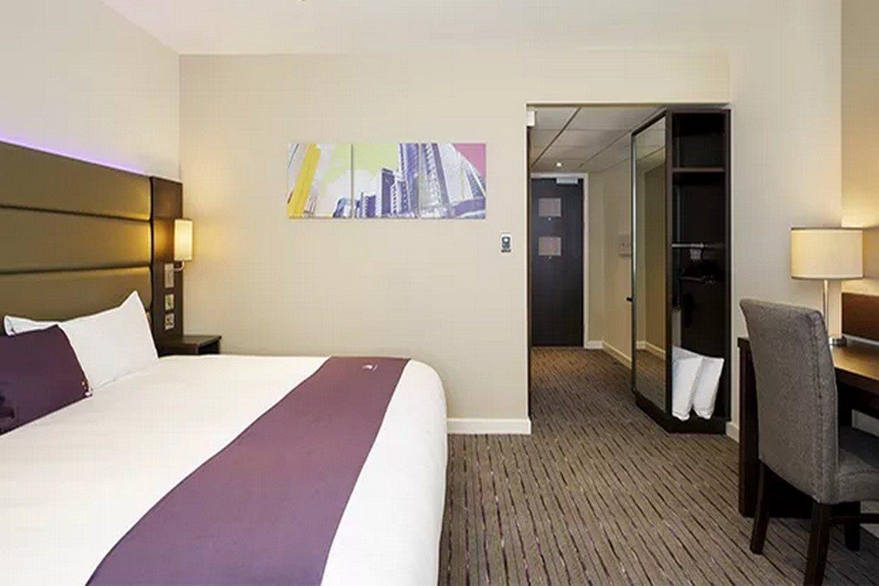 Premier Inn Epsom Central Экстерьер фото