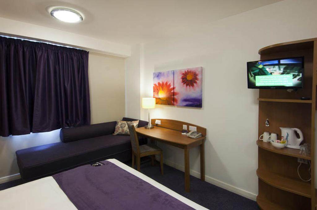 Premier Inn Epsom Central Экстерьер фото