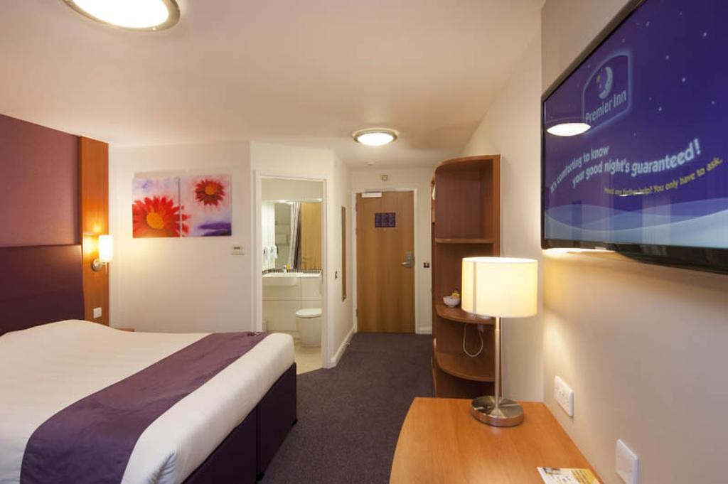 Premier Inn Epsom Central Экстерьер фото