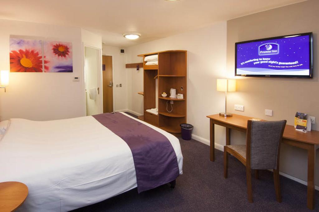 Premier Inn Epsom Central Экстерьер фото