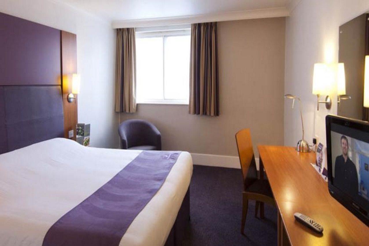 Premier Inn Epsom Central Экстерьер фото