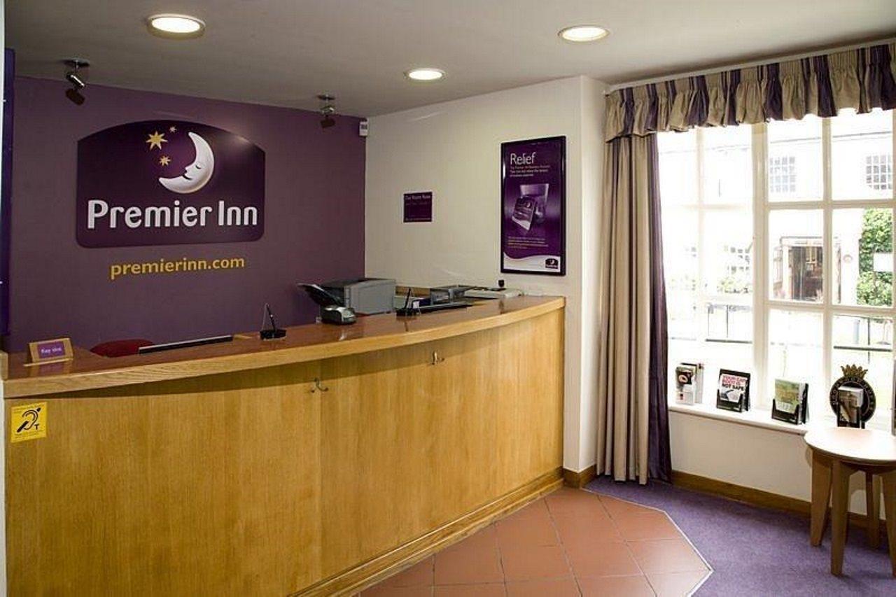 Premier Inn Epsom Central Экстерьер фото