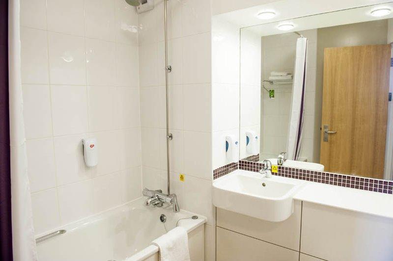 Premier Inn Epsom Central Экстерьер фото