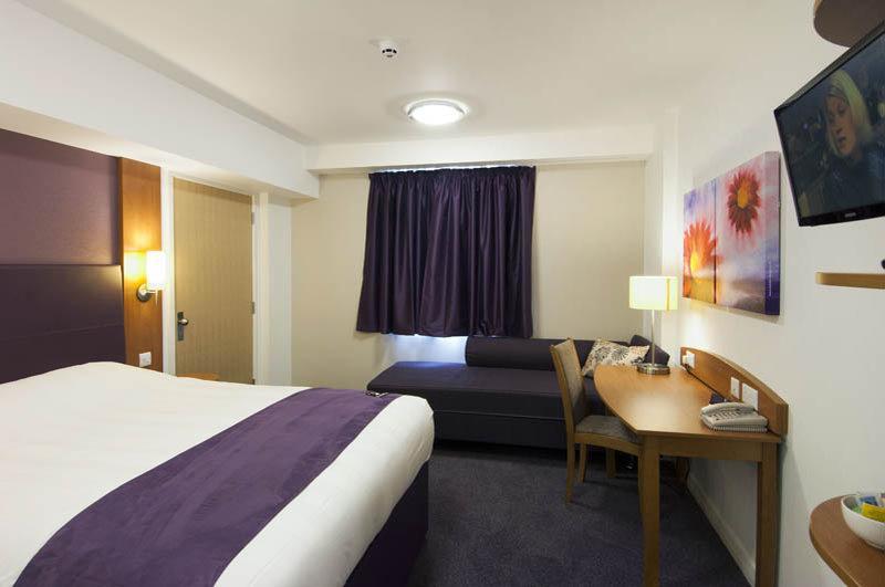 Premier Inn Epsom Central Экстерьер фото